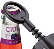 Schwarzer Flaschenöffner mit ovalem Griff beim Öffnen einer Ciderflasche, in schräger Nahaufnahme von vorne dargestellt.