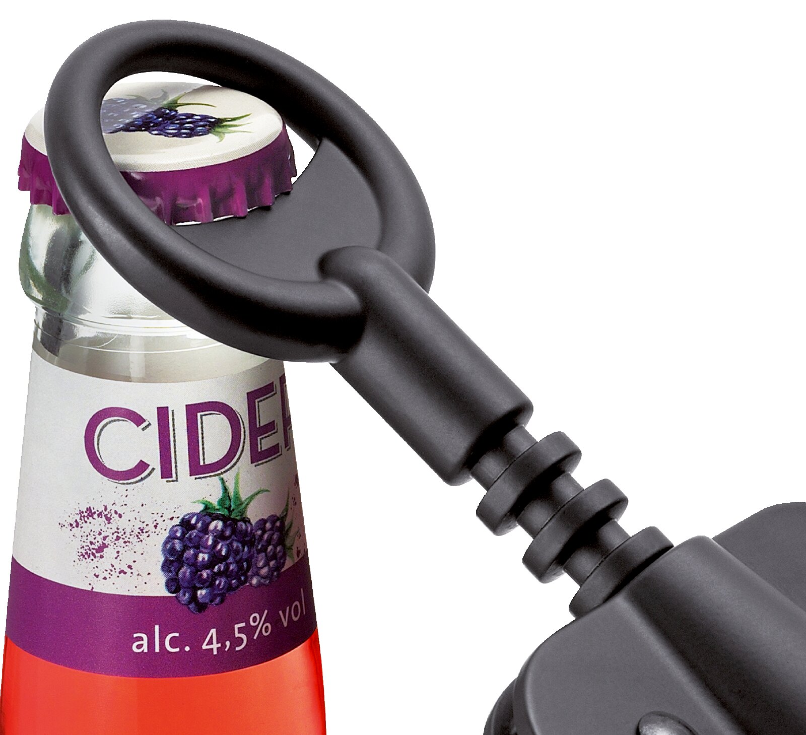 Schwarzer Flaschenöffner mit ovalem Griff beim Öffnen einer Ciderflasche, in schräger Nahaufnahme von vorne dargestellt.
