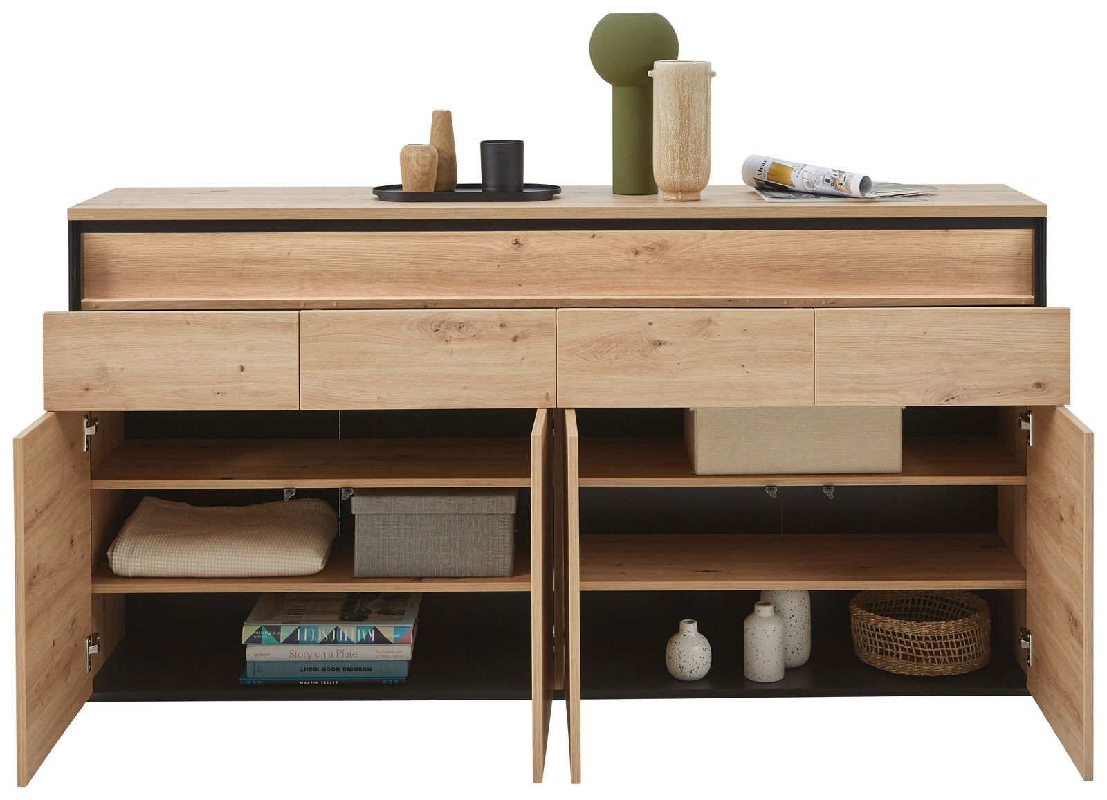 Frontale Ansicht eines XL-Sideboards aus Holz mit offenen Schubladen und Türen, dekoriert mit Vasen und Zeitschriften.