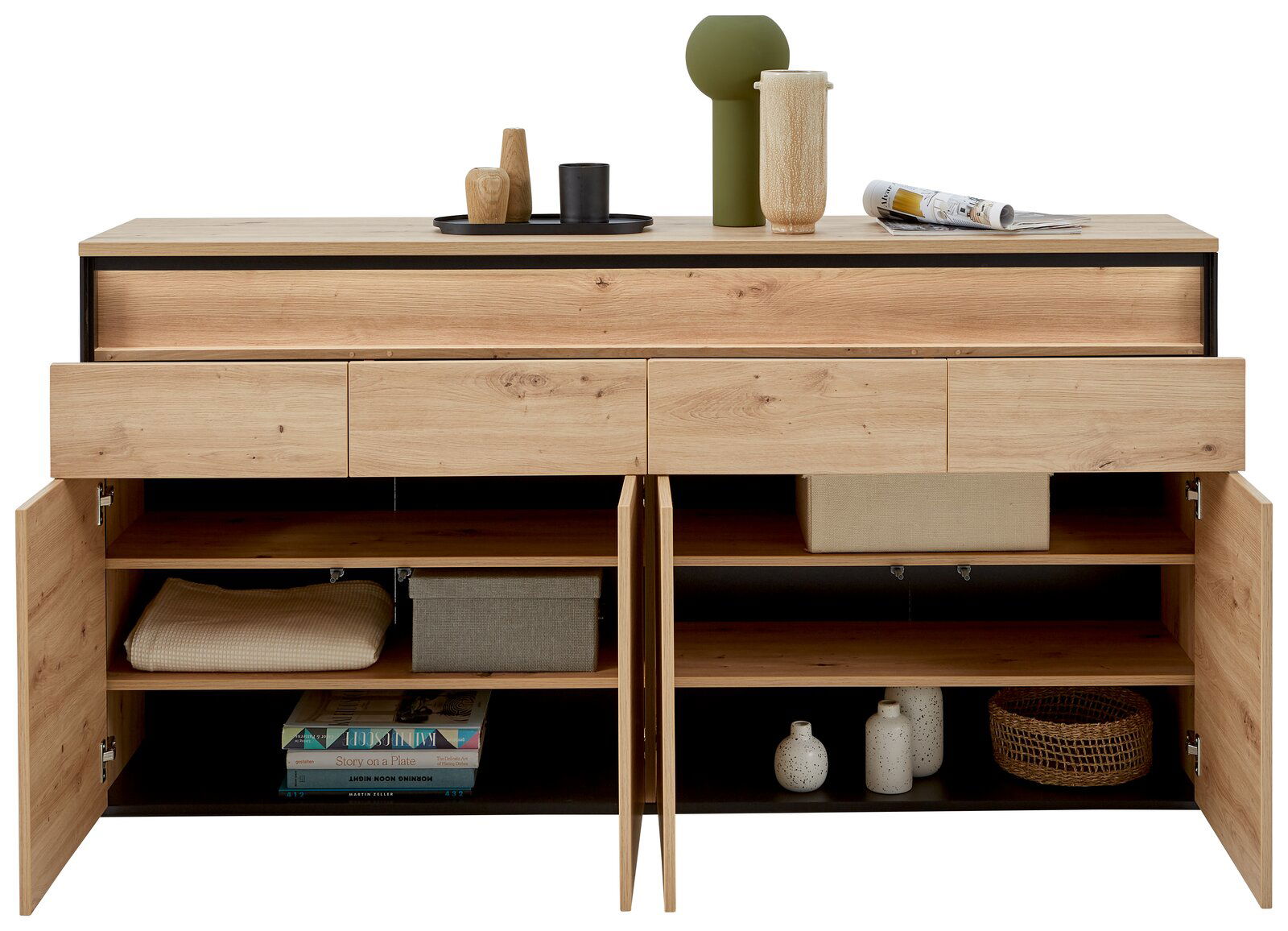 Frontale Ansicht eines XL-Sideboards aus Holz mit offenen Schubladen und Türen, dekoriert mit Vasen und Zeitschriften.