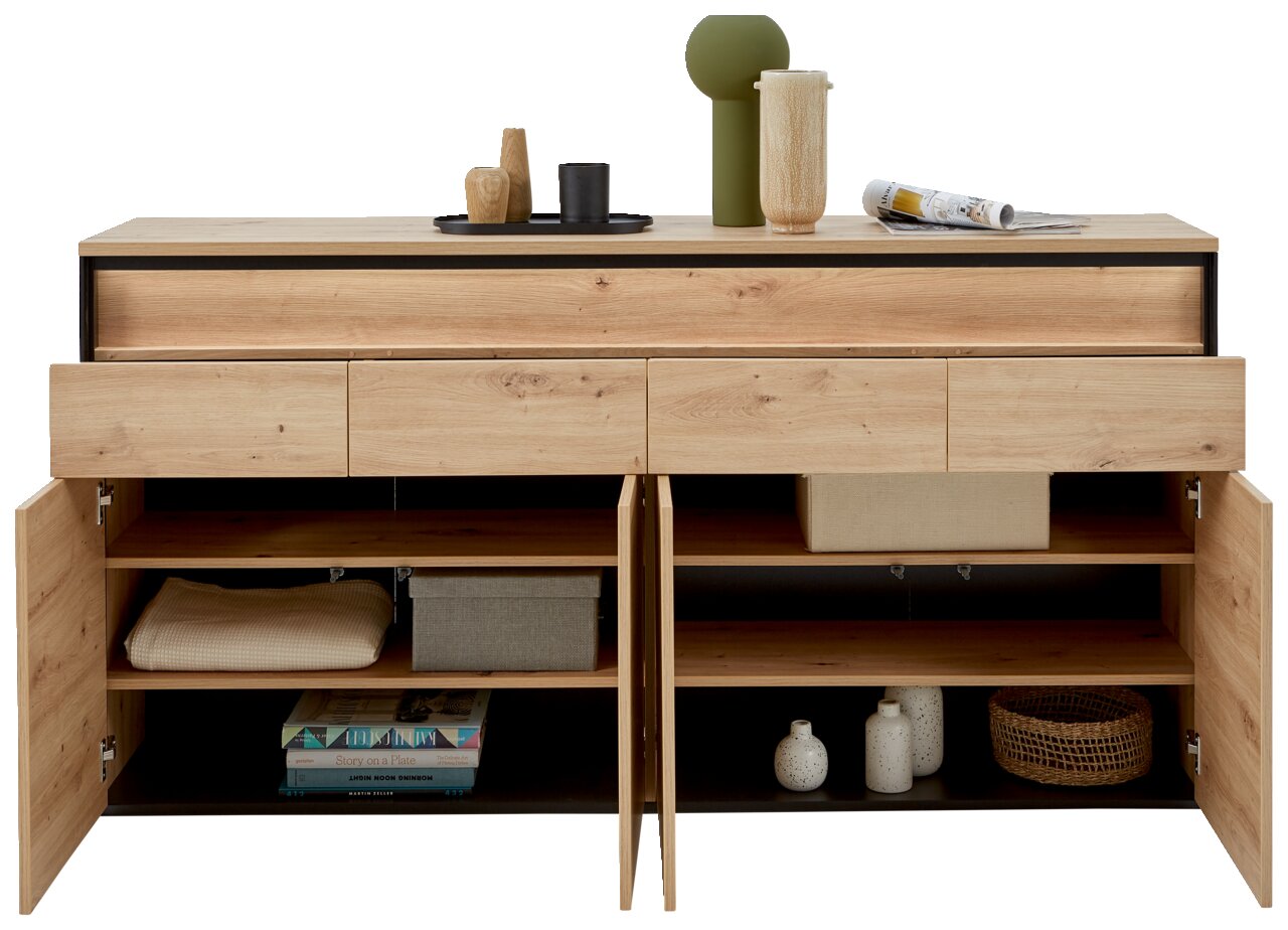 Frontale Ansicht eines XL-Sideboards aus Holz mit offenen Schubladen und Türen, dekoriert mit Vasen und Zeitschriften.