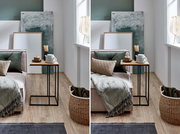 Moderner Beistelltisch mit heller Holzplatte und schwarzem Metallgestell neben einem Sofa, seitliche Perspektive im Wohnraum-Setting.