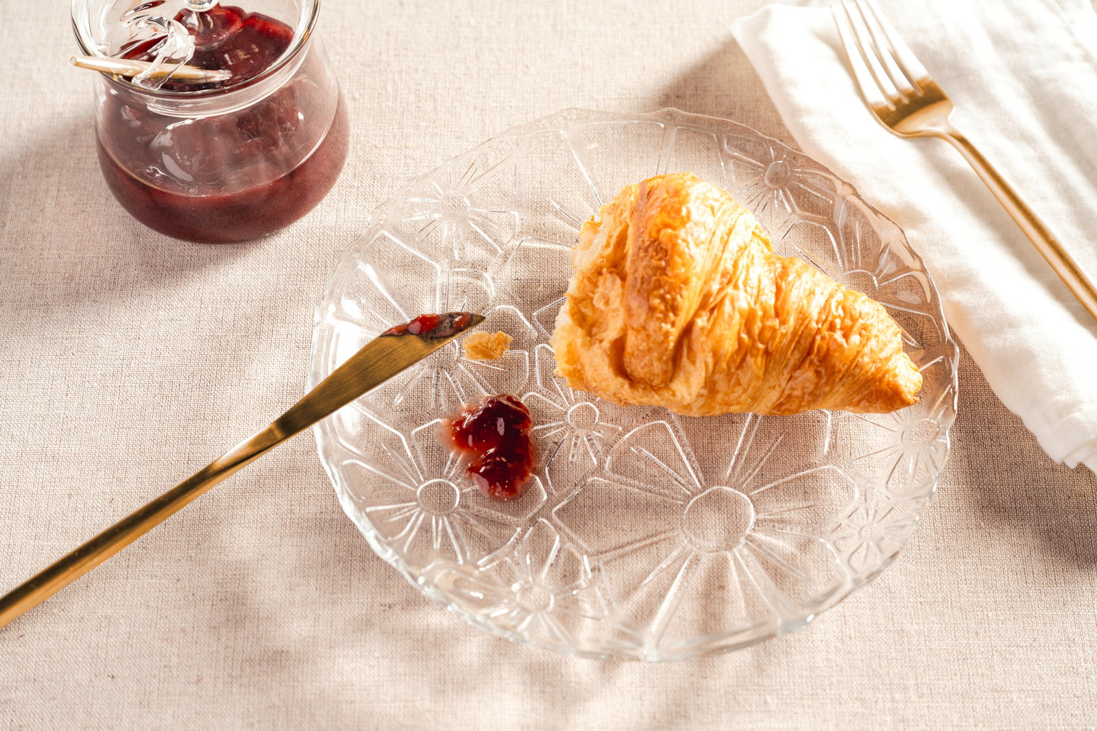 Leonardo Teller Ø21cm Glasierter Teller mit einem Croissant und Marmelade, von oben fotografiert.