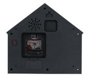 Rückansicht einer Wanduhr in Hausform mit Batteriefach und Aufhängemöglichkeit.