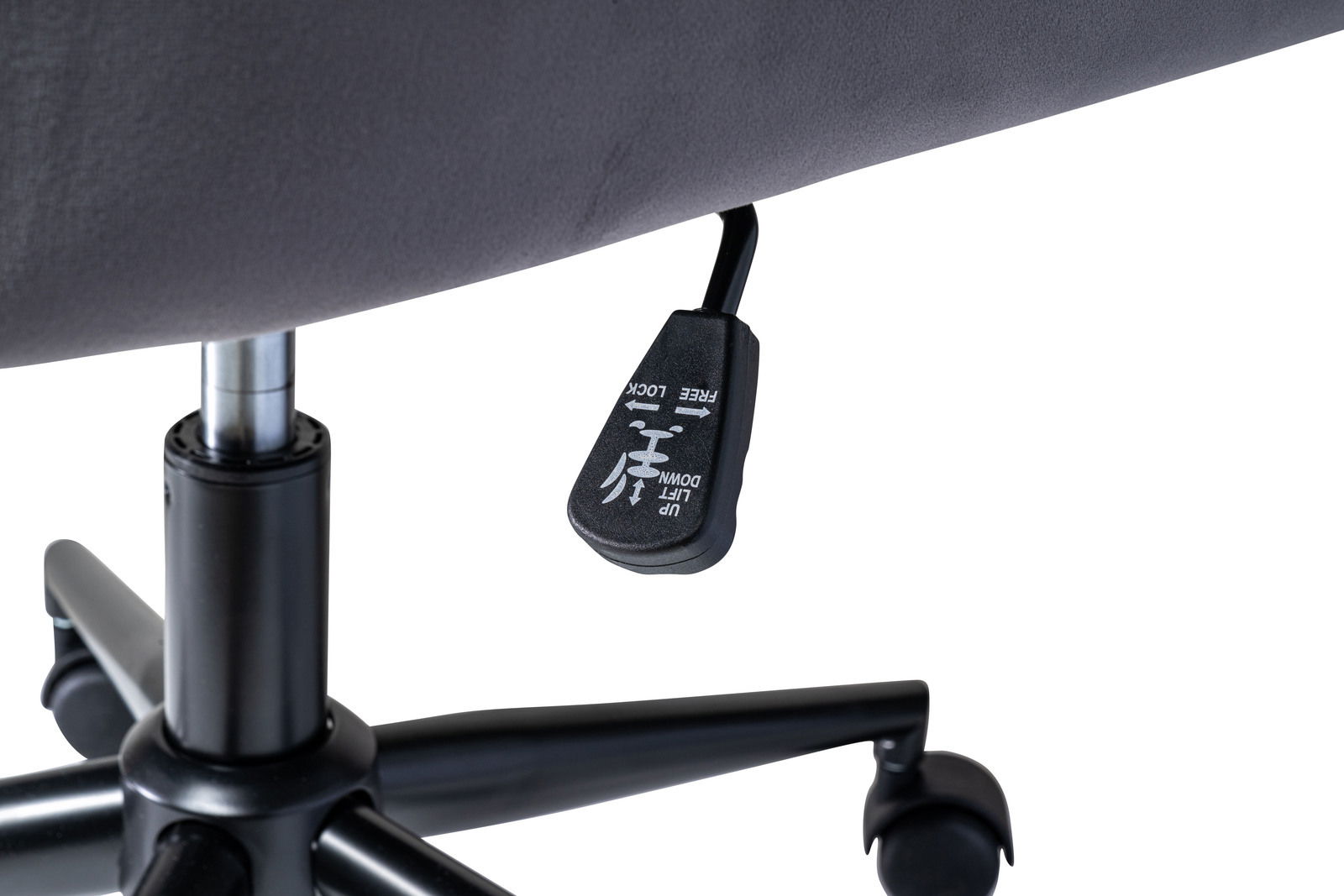 Nahaufnahme eines Drehstuhls mit Fokus auf die Höhenverstellung und die Rollenbasis, seitliche Perspektive.