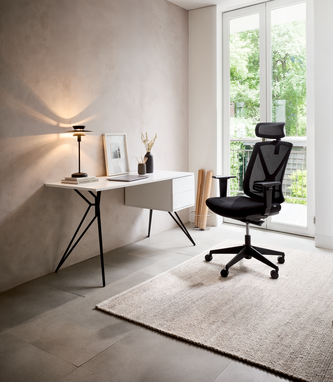 Moderner Drehstuhl in einem hellen Büro, seitliche Perspektive