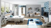 Moderner Schreibtisch in einem stilvoll eingerichteten Schlafzimmer, frontal betrachtet, mit weißem und holzfarbenem Design, umgeben von Regalen und Dekorationen.