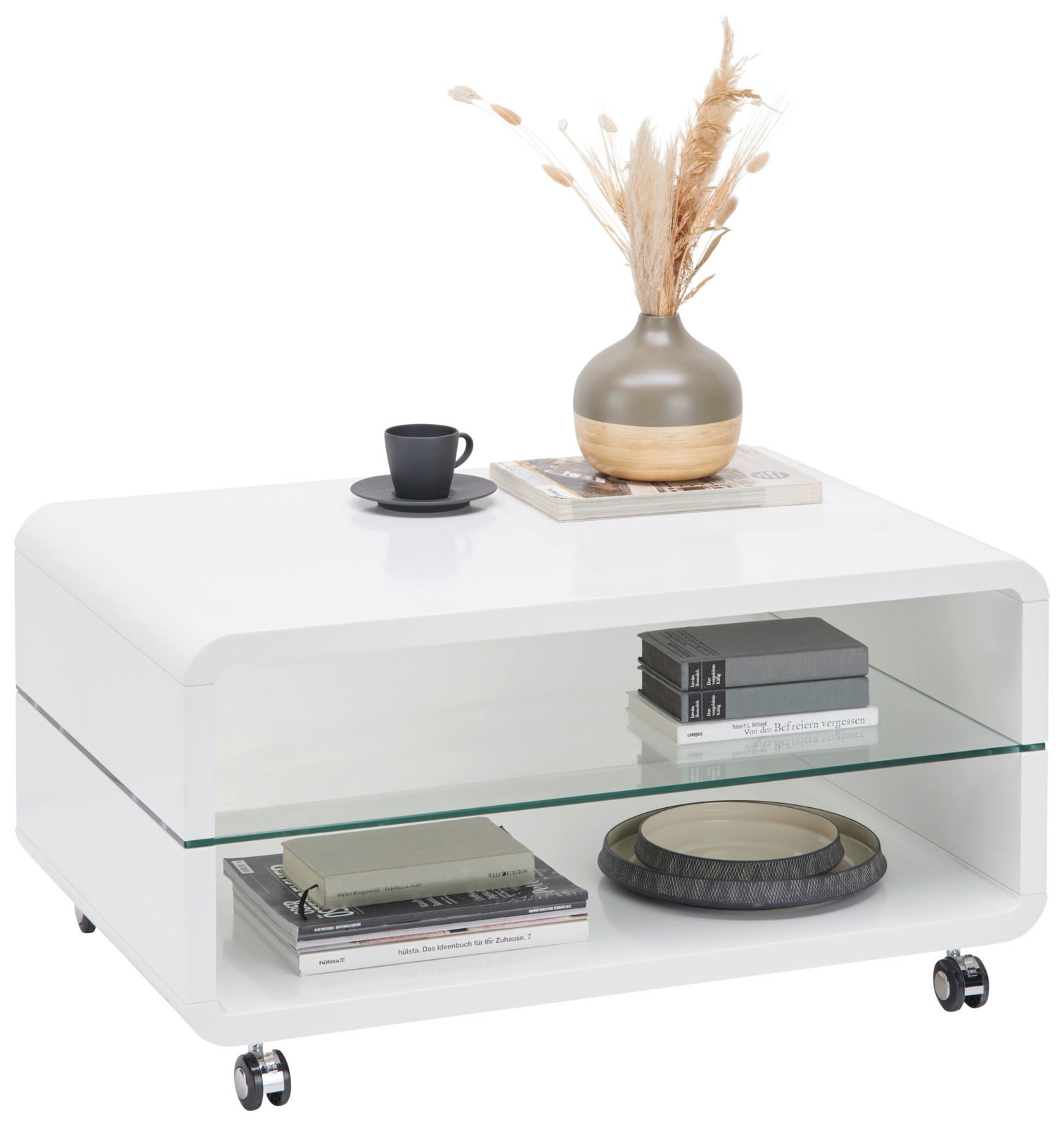 Z2 Couchtisch BRIAN Moderner weißer Couchtisch mit Glasablage, dekoriert mit einer Vase, Tasse und Büchern, auf Rollen, seitliche Perspektive.