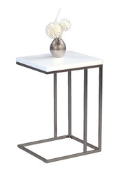 Moderner Beistelltisch mit weißer Tischplatte und Metallgestell, seitliche Perspektive, dekoriert mit einer Vase und weißen Blumen.