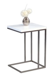 Moderne bijzettafel met wit tafelblad en metalen onderstel, gezien vanaf de zijkant, versierd met een vaas en witte bloemen.