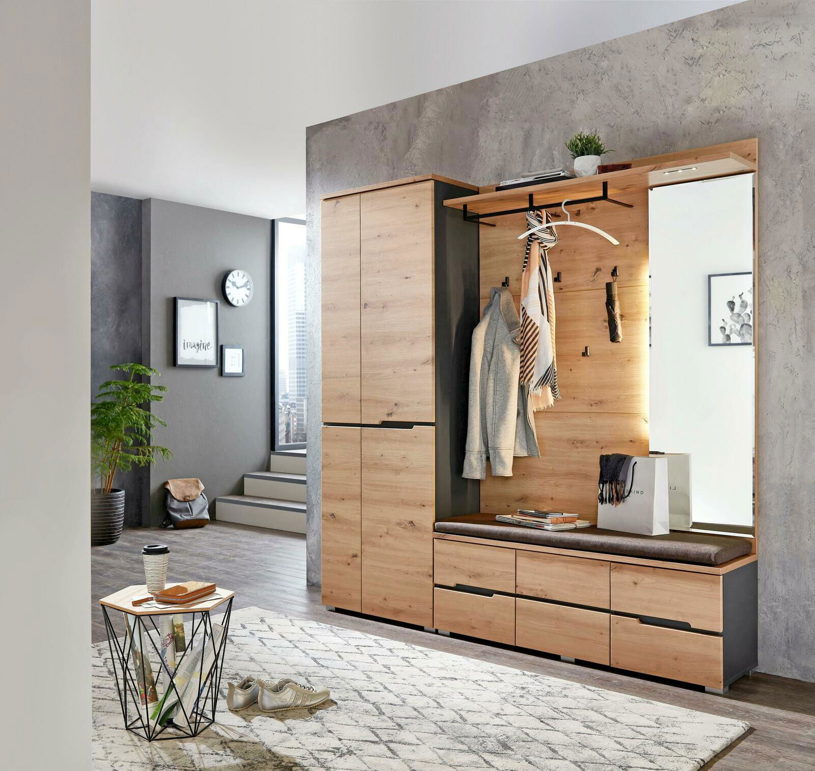 Moderner XL-Garderobenschrank mit Holzoptik, Garderobenpaneel und Sitzbank, seitliche Perspektive