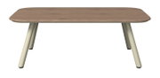 Moderne tuintafel met houtlook en crèmekleurige poten, gezien vanaf de voorkant.