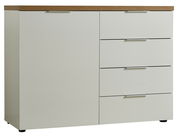 Weiße Kommode mit vier Schubladen und einer Tür, Holzoberfläche, frontale Ansicht