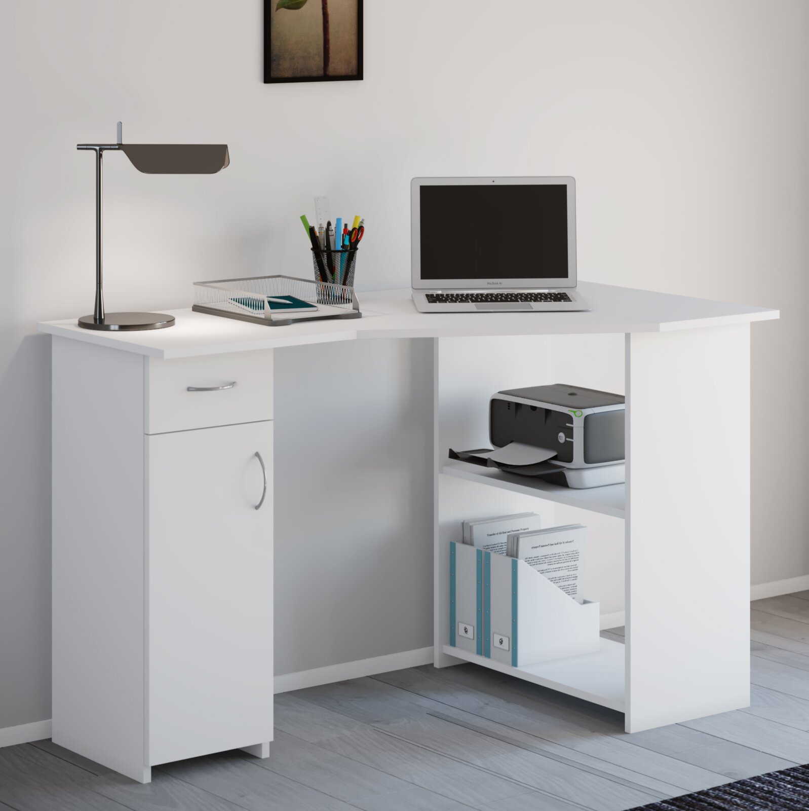 Weißer Schreibtisch mit Schubladenblock links und Regal rechts, darauf Laptop, Schreibtischlampe und Stiftehalter; Ansicht schräg von vorne.
