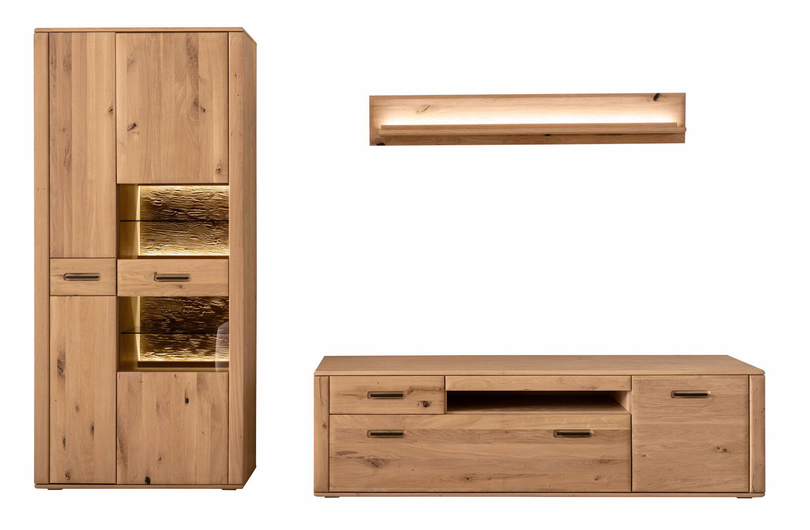 Wandkombination aus Holz mit Schrank, Regal und TV-Board, frontal betrachtet