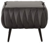 Grauer Hocker mit gepolstertem Sitz und dekorativem Faltenmuster, frontal betrachtet.