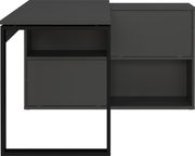 Moderner Winkelschreibtisch in dunklem Design, frontal betrachtet, mit offenen Regalfächern und stabilem Metallrahmen.