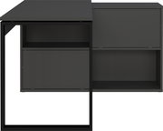 Moderner Winkelschreibtisch in dunklem Design, frontal betrachtet, mit offenen Regalfächern und stabilem Metallrahmen.