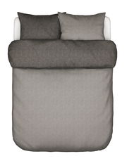 Bettwäsche-Set in Grau, bestehend aus einem Bettbezug und zwei Kissenbezügen, aus der Vogelperspektive fotografiert.