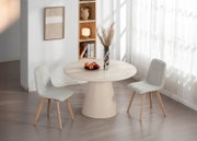 Zwei moderne, hellgraue Stühle mit Holzbeinen stehen um einen runden, beigen Tisch in einem hellen Raum mit großen Fenstern. Perspektive: seitlich.