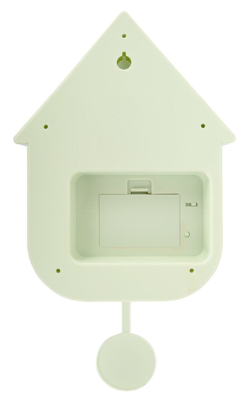 Achterkant van een wandklok in de vorm van een huisje, met batterijvak en ophangbeugel.