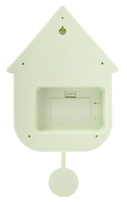Achterkant van een wandklok in de vorm van een huisje, met batterijvak en ophangbeugel.