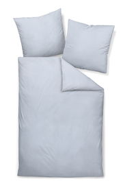 Bettwäsche-Set in hellem Grau, bestehend aus einem Bettbezug und zwei Kissenbezügen, aus der Vogelperspektive fotografiert.