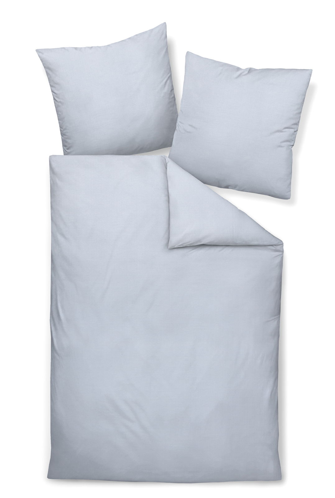Bettwäsche-Set in hellem Grau, bestehend aus einem Bettbezug und zwei Kissenbezügen, aus der Vogelperspektive fotografiert.