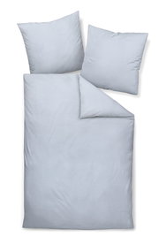 Bettwäsche-Set in hellem Grau, bestehend aus einem Bettbezug und zwei Kissenbezügen, aus der Vogelperspektive fotografiert.