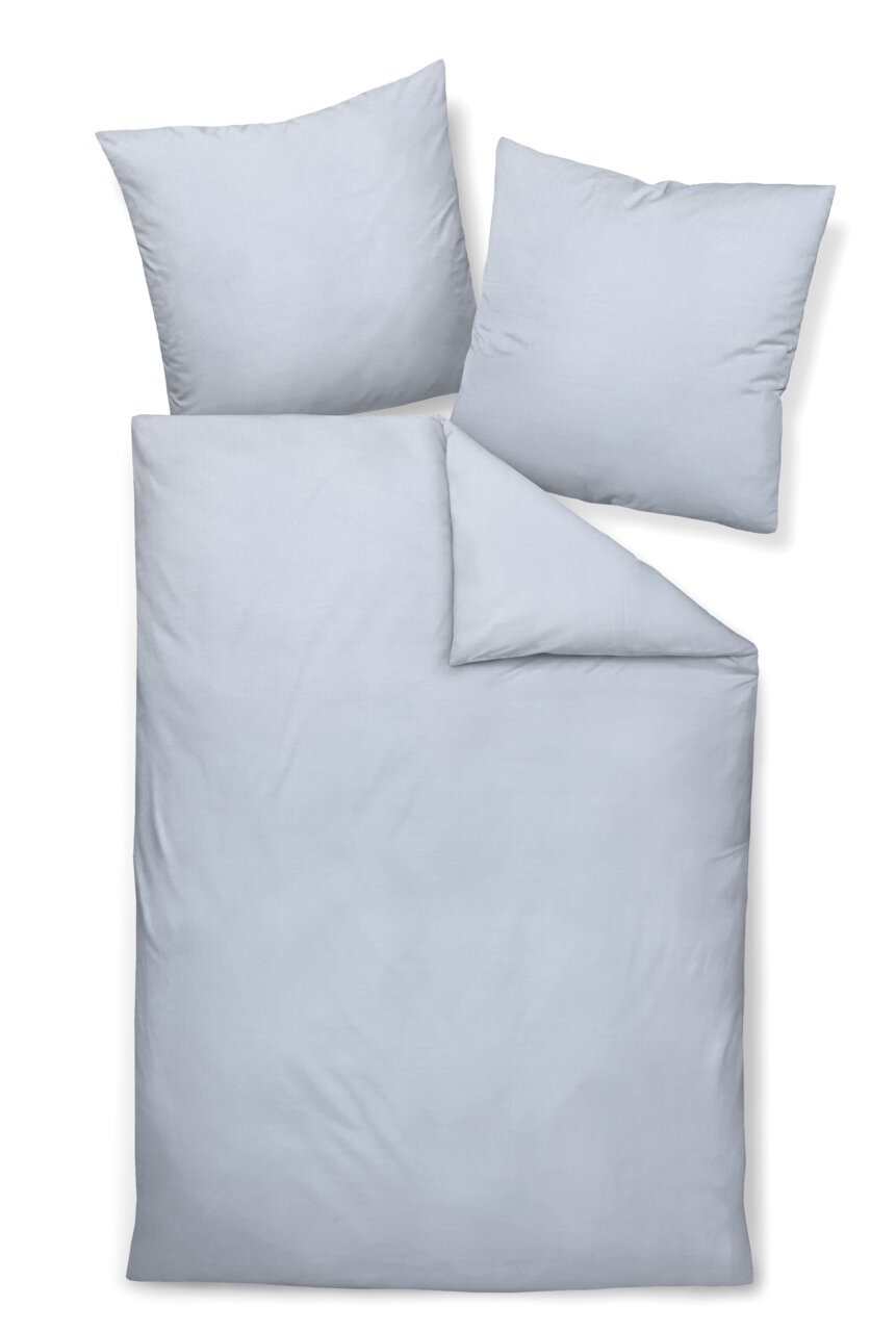 Bettwäsche-Set in hellem Grau, bestehend aus einem Bettbezug und zwei Kissenbezügen, aus der Vogelperspektive fotografiert.