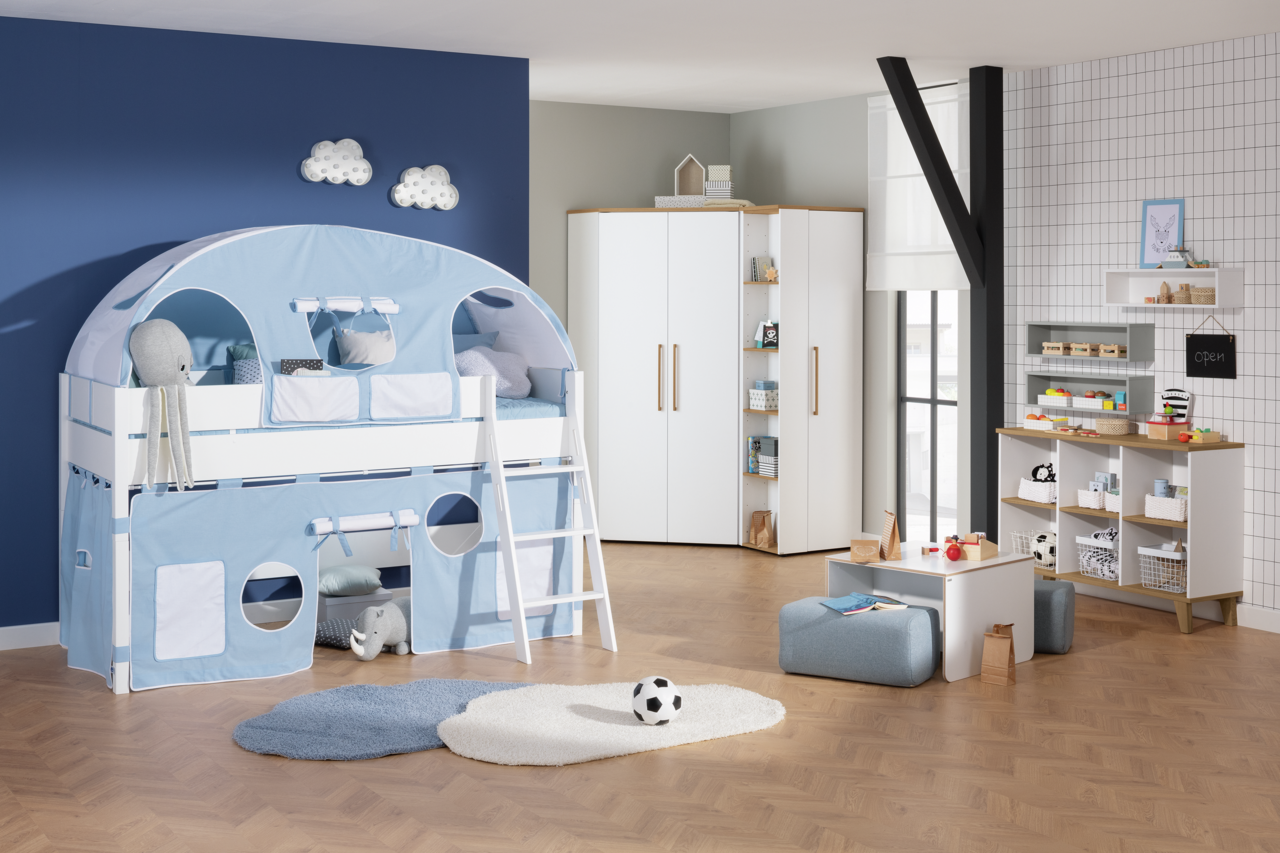 Paidi Spielbett TIAGO Spielbett Paidi TIAGO in einem Kinderzimmer mit blauer Zeltabdeckung und Leiter, aus der Perspektive von vorne links.