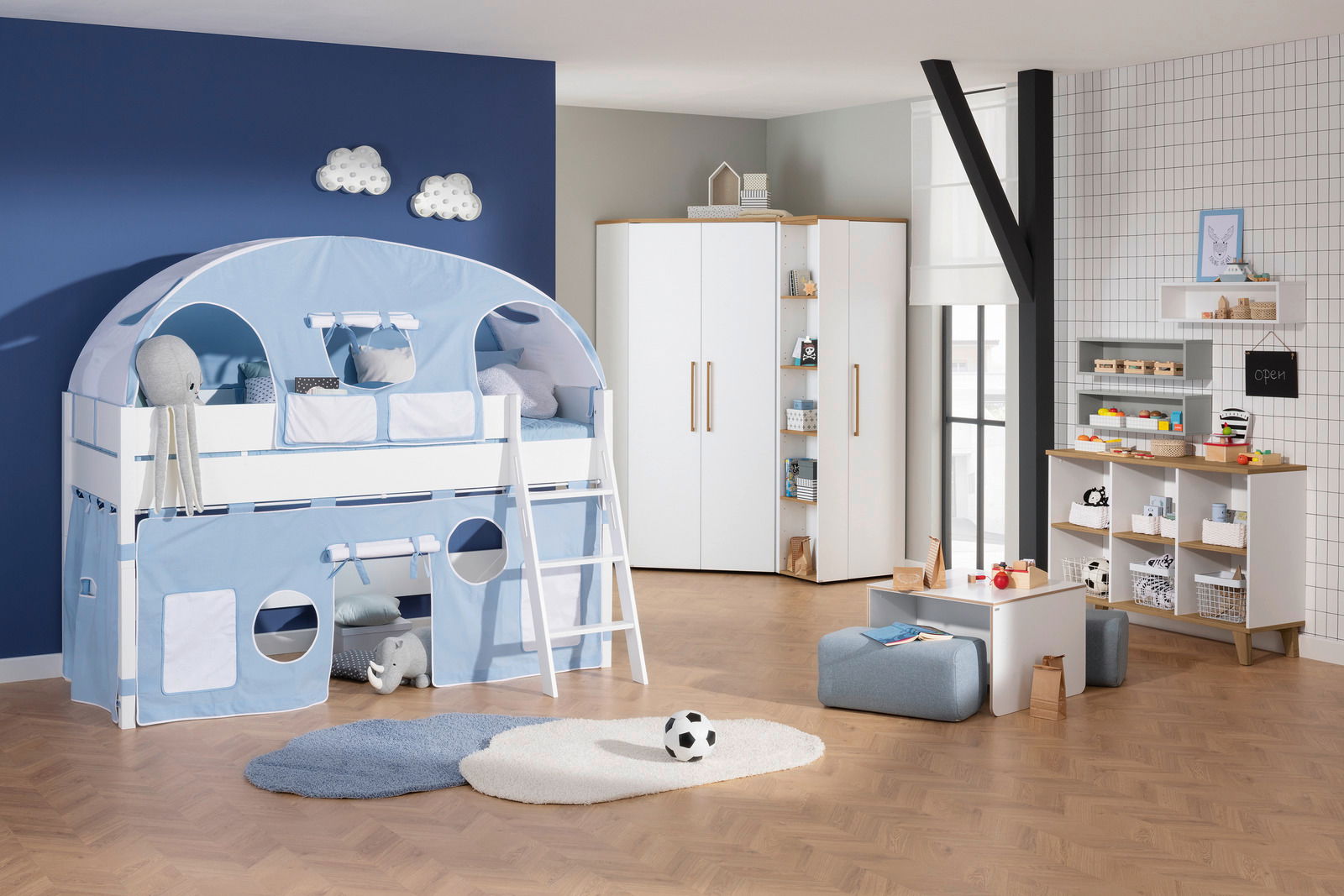 Spielbett Paidi TIAGO in einem Kinderzimmer mit blauer Zeltabdeckung und Leiter, aus der Perspektive von vorne links.