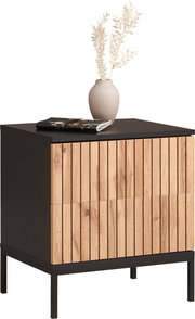 Moderne Nachtkommode mit Holzfront und schwarzem Korpus, dekoriert mit einer Vase und einem Buch, seitliche Perspektive