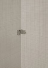 Nahaufnahme eines Scharniers in einem Schwebetürenschrank, Perspektive von innen.