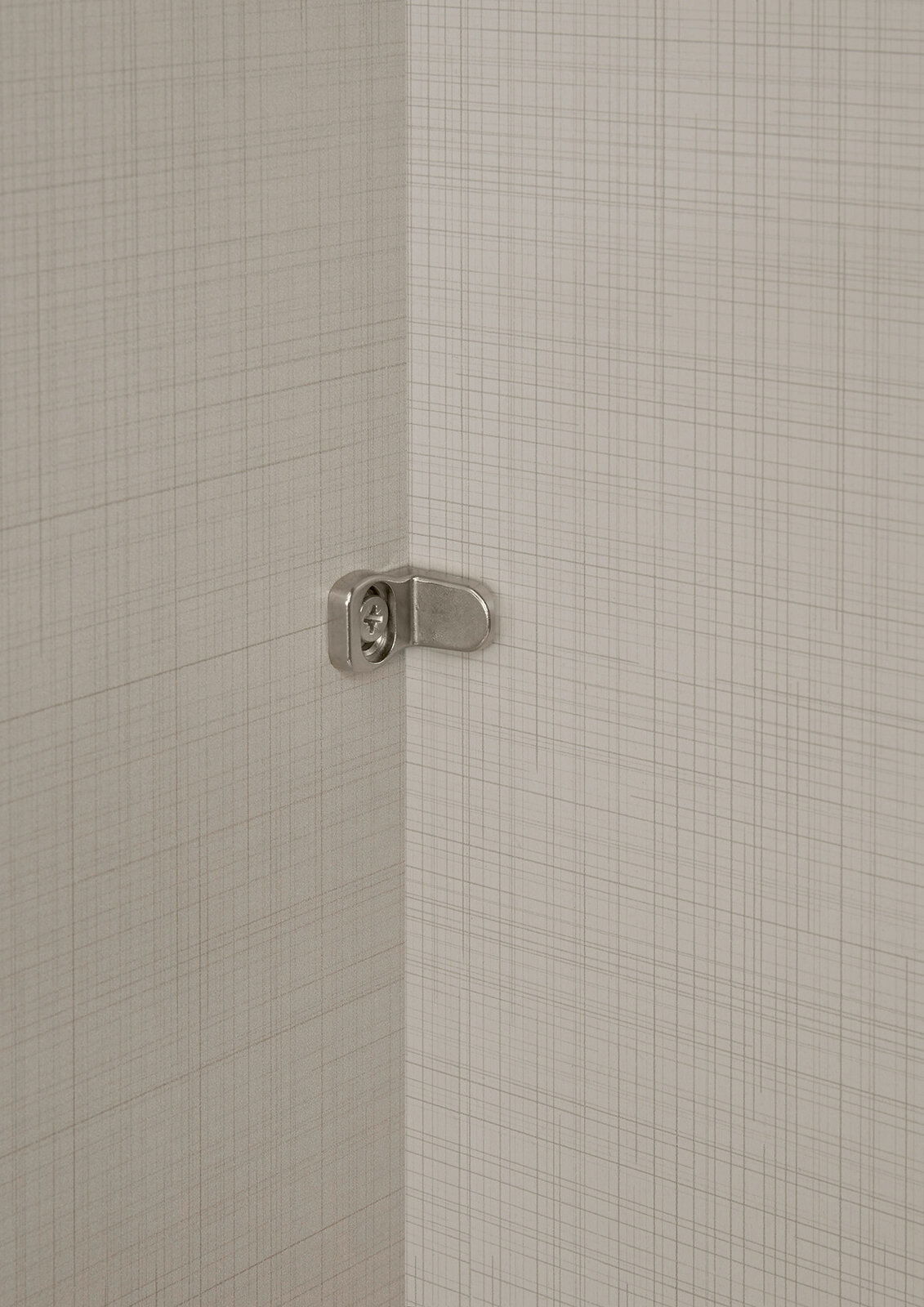 Nahaufnahme eines Scharniers in einem Schwebetürenschrank, Perspektive von innen.