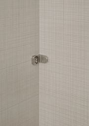 Nahaufnahme eines Scharniers in einem Schwebetürenschrank, Perspektive von innen.