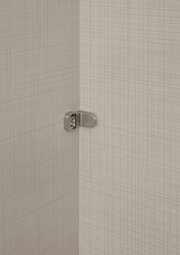 Nahaufnahme eines Scharniers in einem Schwebetürenschrank, Perspektive von innen.