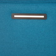 Nahaufnahme eines blauen Boxspringbetts mit integrierter Beleuchtung im Kopfteil.