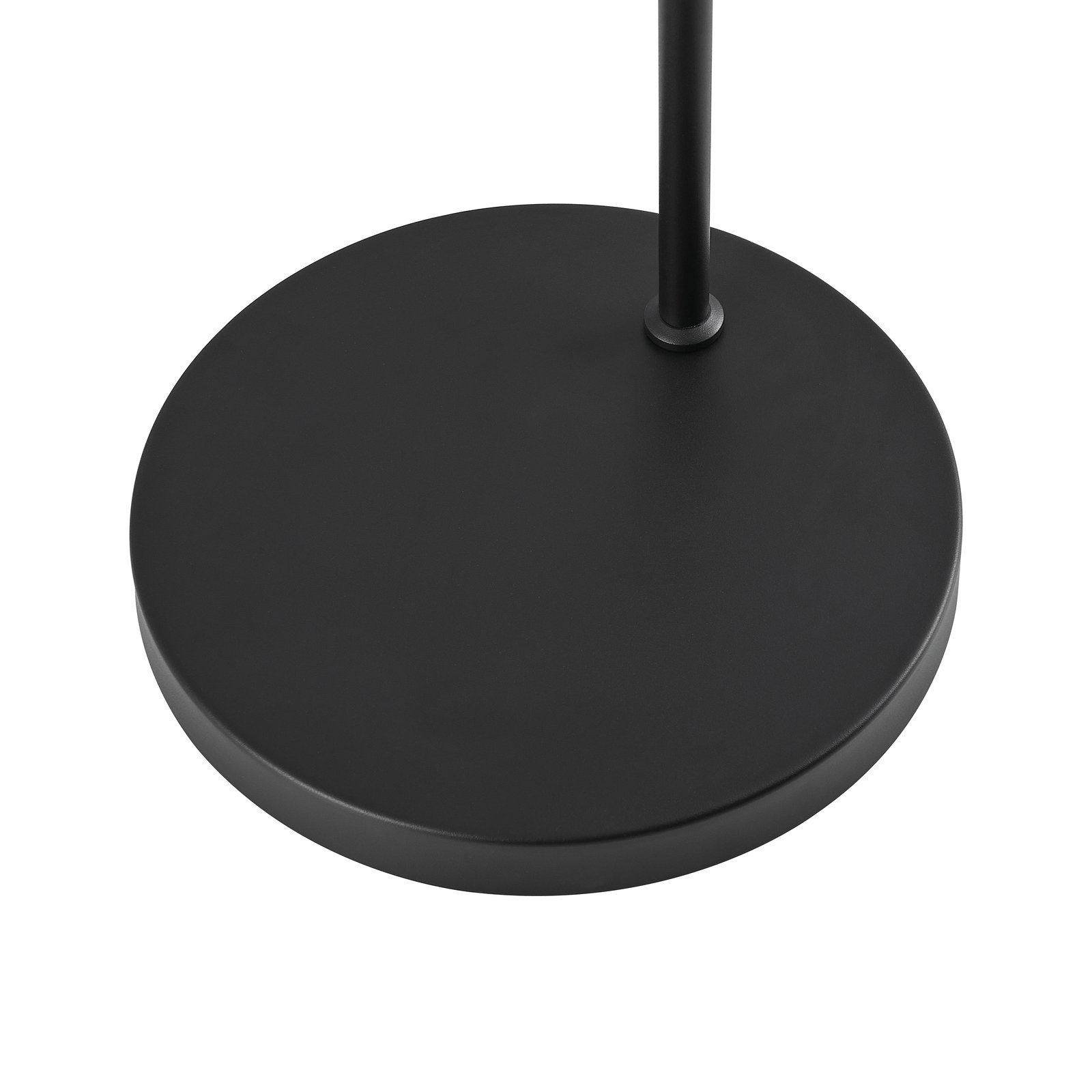 Zwarte ronde voet van een staande lamp, gezien van bovenaf