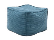 Quadratischer, mittelgroßer Hocker mit blauer, gerippter Oberfläche, seitliche Perspektive