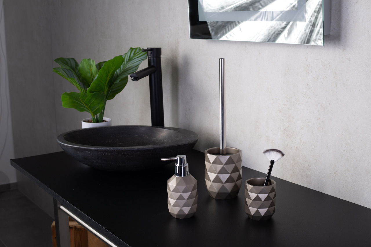 Grauer Seifenspender Joyce mit geometrischem Muster, frontal auf einem modernen Waschbecken platziert.