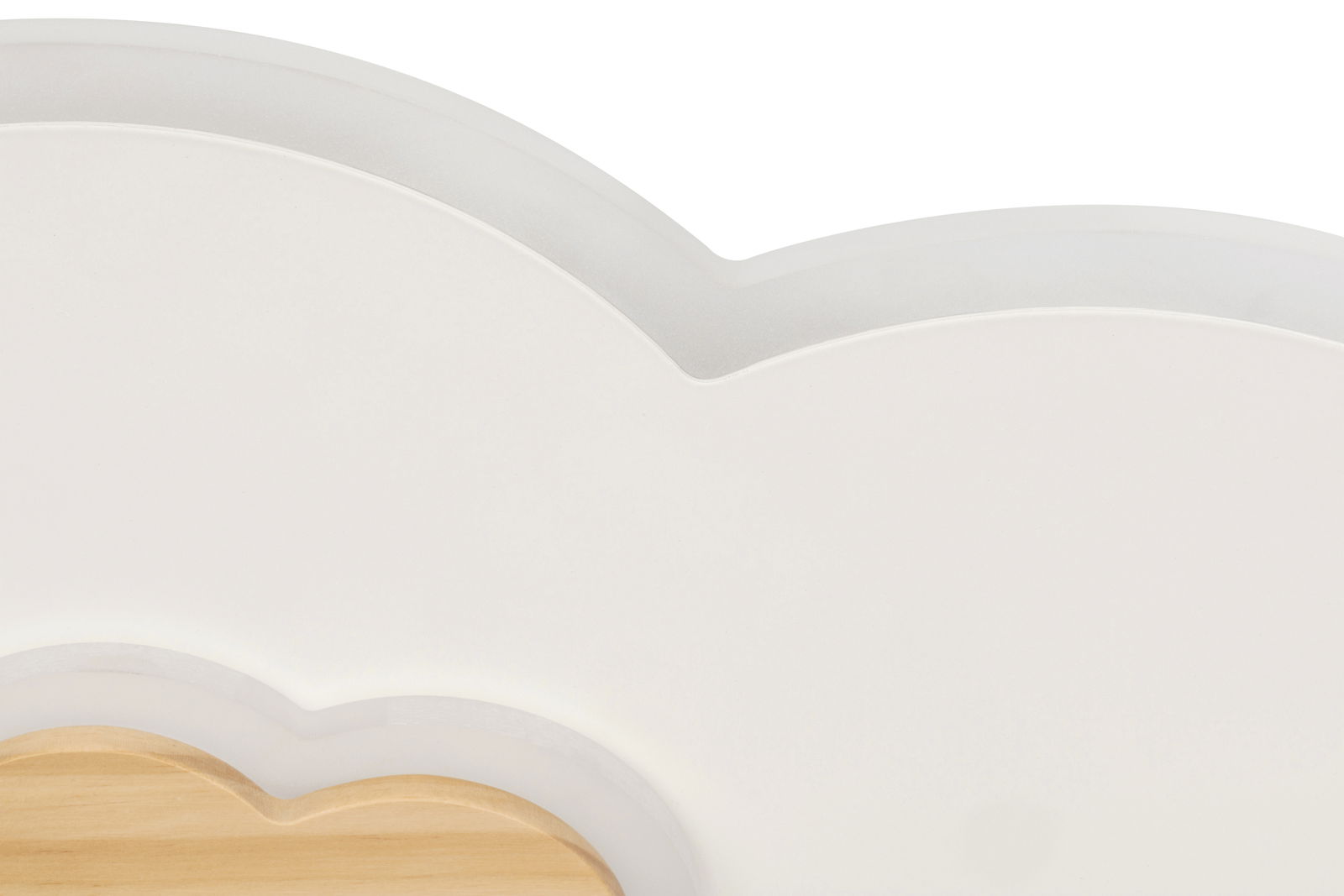 Nahaufnahme einer LED-Deckenleuchte in Wolkenform mit Holz- und Weißtönen, von oben betrachtet.