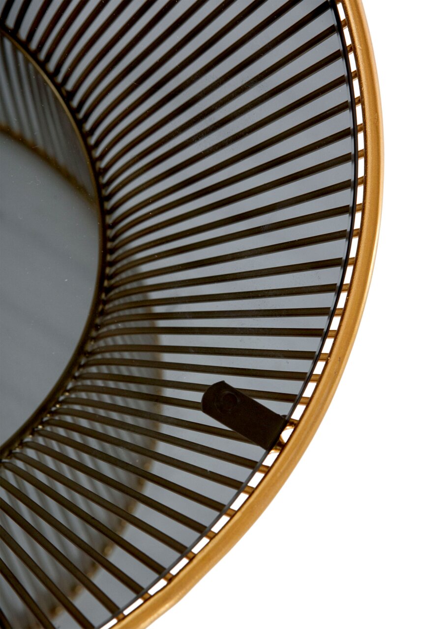 Close-up van een rond bijzettafeltje met een gouden frame en een roosterpatroon, gezien van bovenaf.