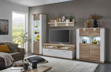 Moderne Wohnzimmer-Wandkombination in Holzoptik mit weißen Akzenten, bestehend aus einem TV-Schrank, einem hohen Schrank mit Glaseinsätzen und einem Regal, frontal betrachtet.