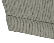 Nahaufnahme einer Recamiere mit strukturiertem Stoff in hellgrauer Farbe, seitliche Perspektive