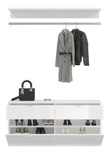 Frontale Ansicht einer modernen Garderobenkombination mit Kleiderstange, auf der Mäntel hängen, und einem Schuhschrank mit mehreren Fächern, auf dem eine Handtasche und eine Brille liegen.