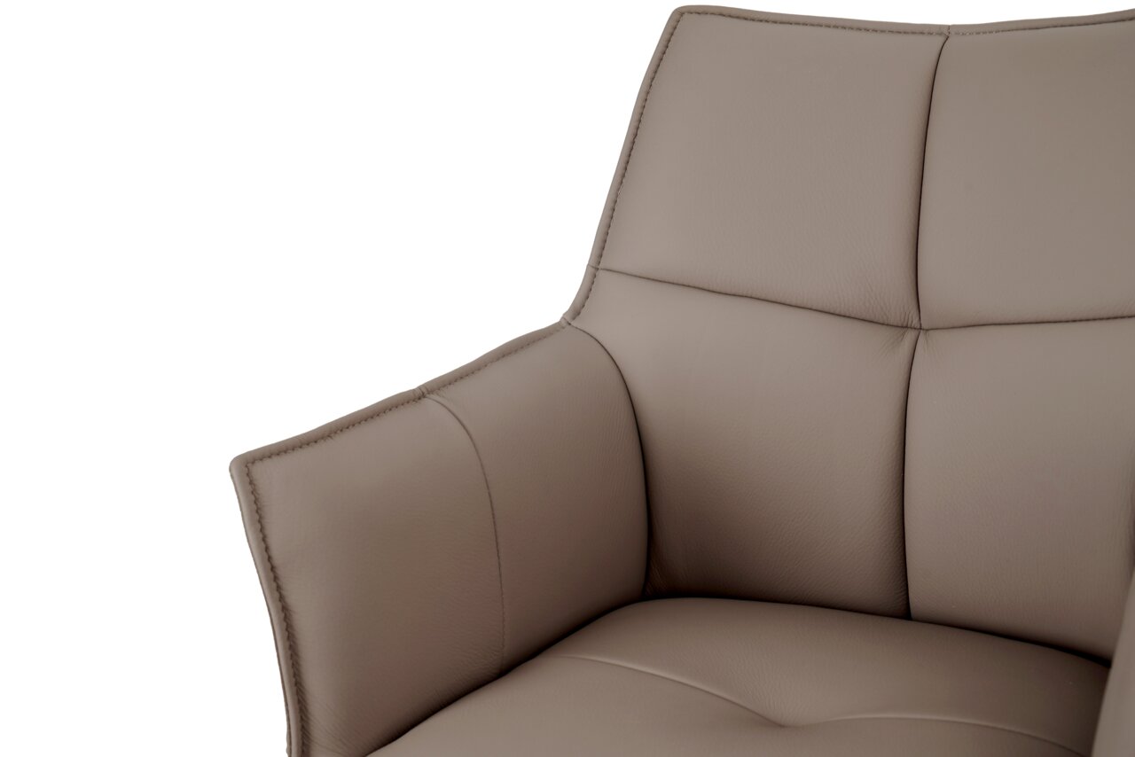 Nahaufnahme eines beigen Barstuhls mit gepolsterter Rückenlehne und Armlehnen, seitliche Perspektive