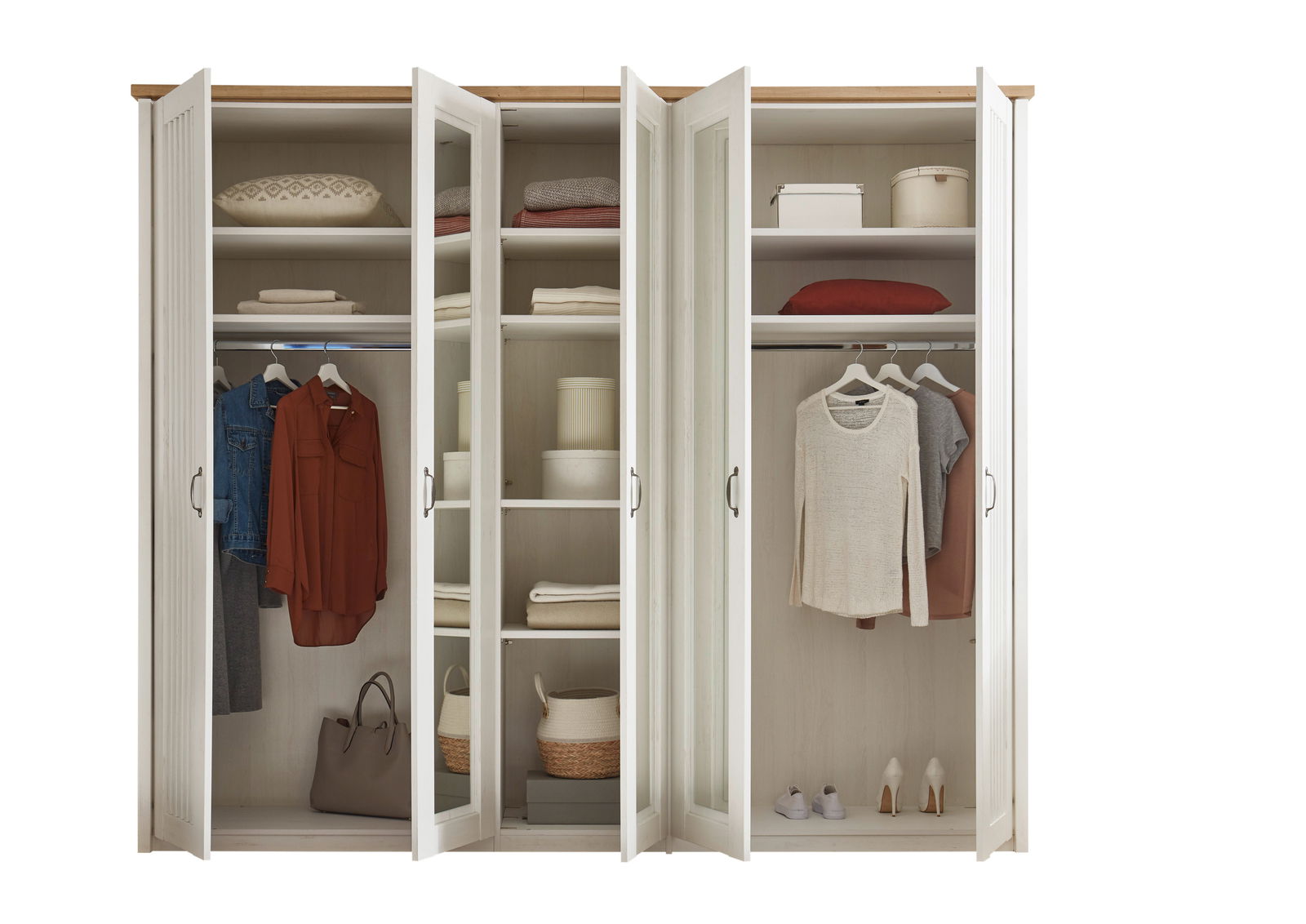 Landscape Kleiderschrank 5-trg. TRIENT Offener Kleiderschrank mit fünf Türen, gefüllt mit Kleidung, Körben und Schuhen, aus frontaler Perspektive.