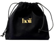Schwarze Stofftasche mit Kordelzug, Vorderansicht, mit goldenem 'hoi' Logo.
