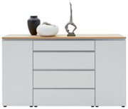 Frontale Ansicht eines modernen Sideboards mit weißer Oberfläche und Holzplatte, dekoriert mit zwei Vasen und einer Skulptur.